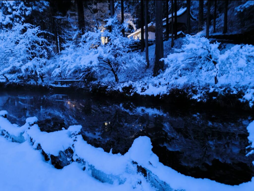 早朝の雪が積もったモネの池