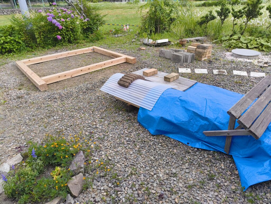 鶏小屋 材料 雨対策にブルーシートをかけた木材