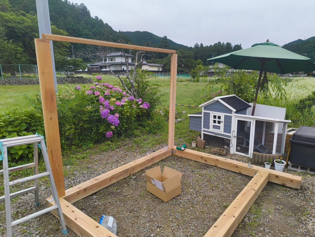 鶏小屋 作り方 柱と枠を組み立てている様子