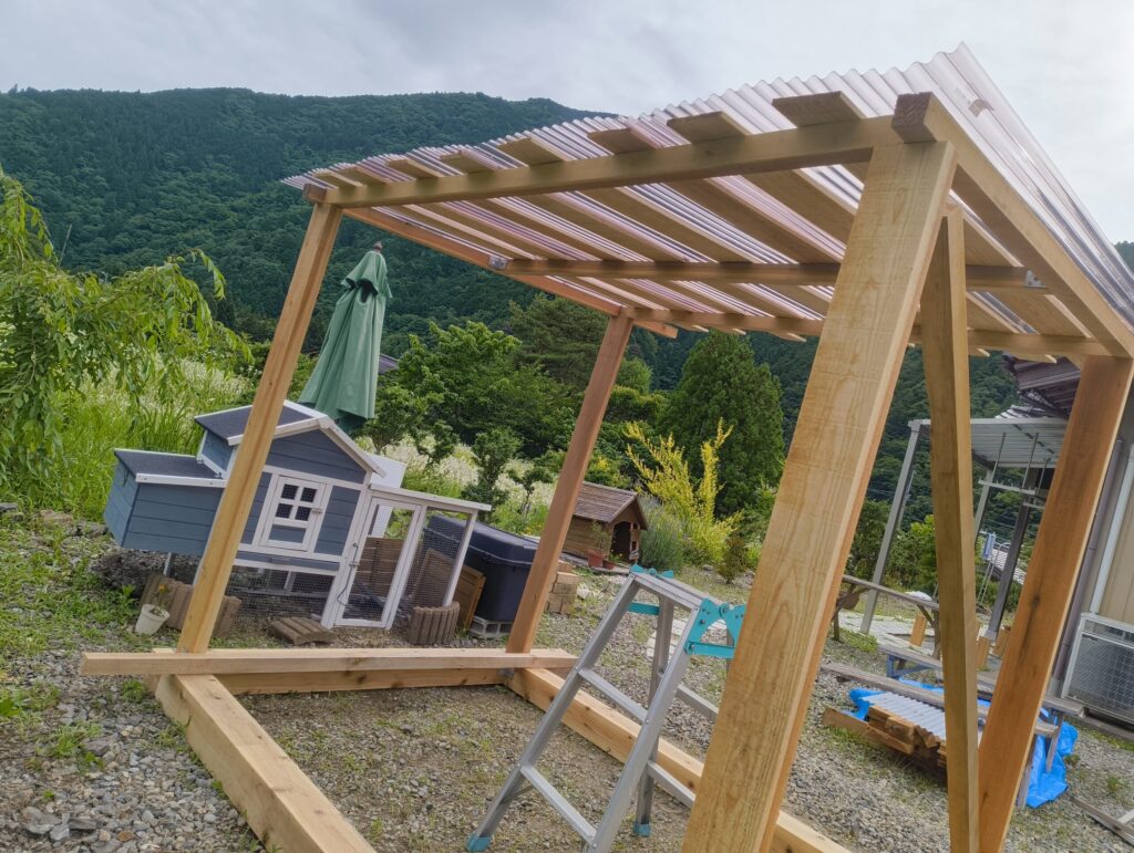 鶏小屋 屋根 波板を張り終えた状態