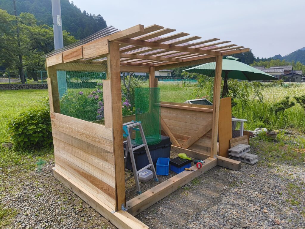 鶏小屋 手作り 側面まで金網を張った状態