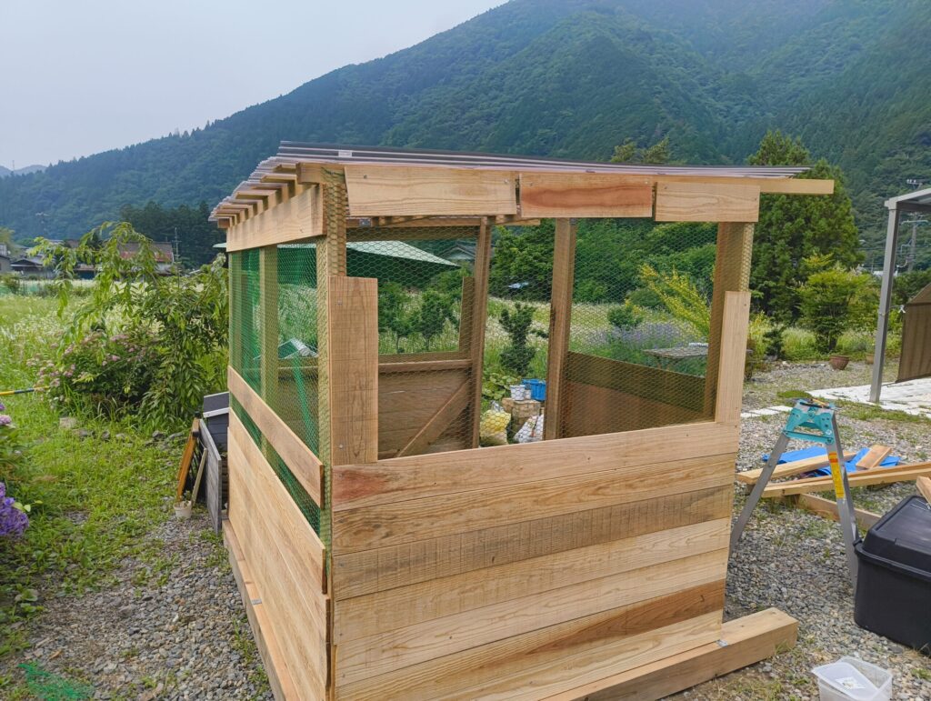 鶏小屋 完成間近 壁上部の金網まで完成した状態