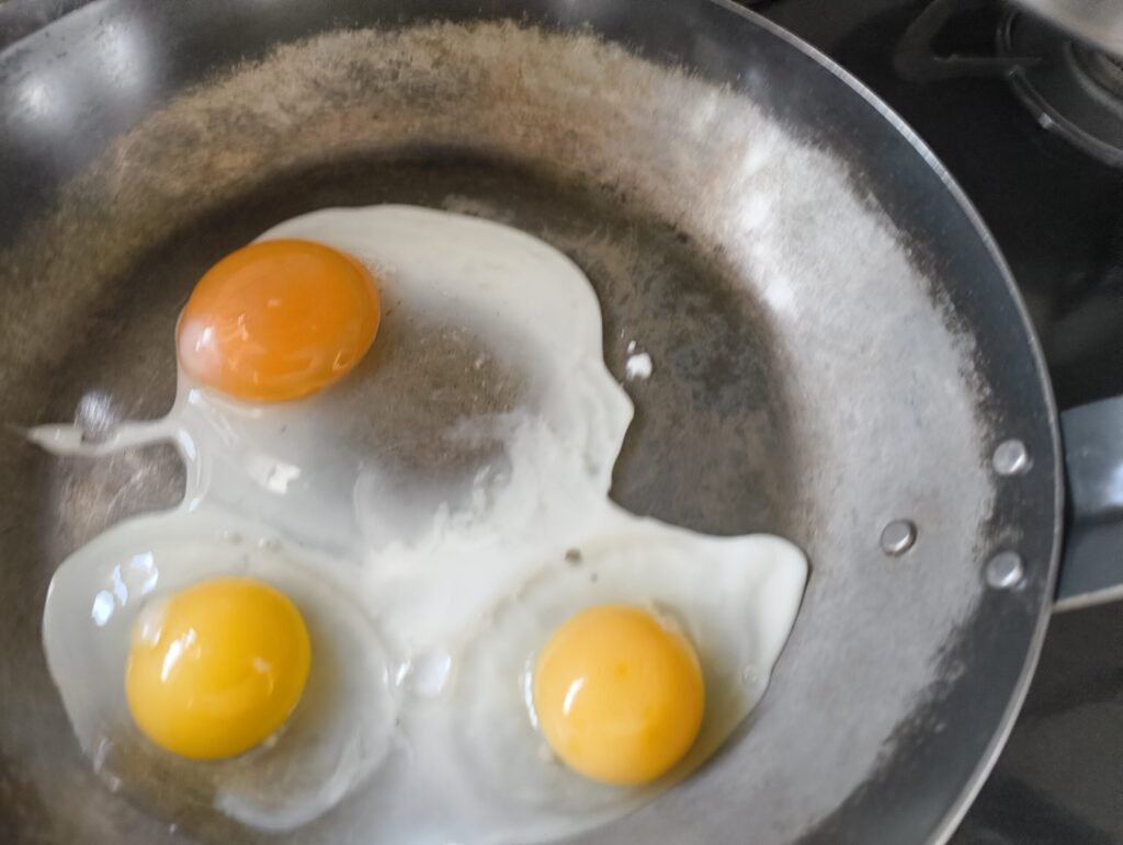 烏骨鶏の卵と普通の卵を並べて焼いた目玉焼きの写真