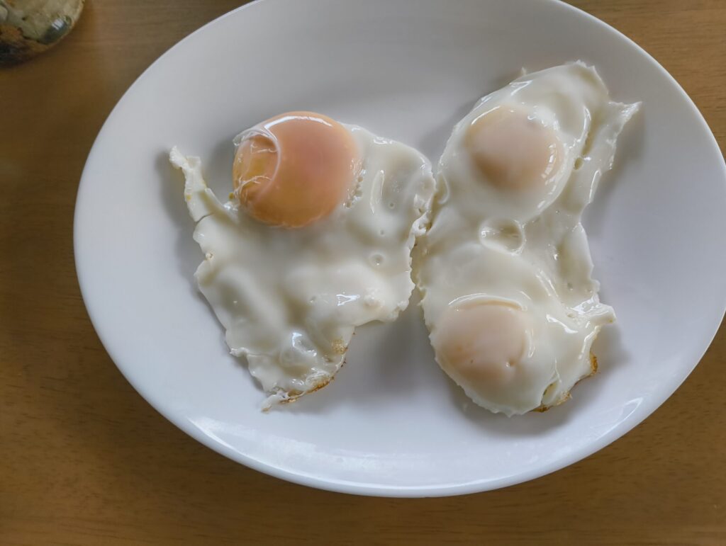 完成した烏骨鶏の卵の目玉焼きの写真
