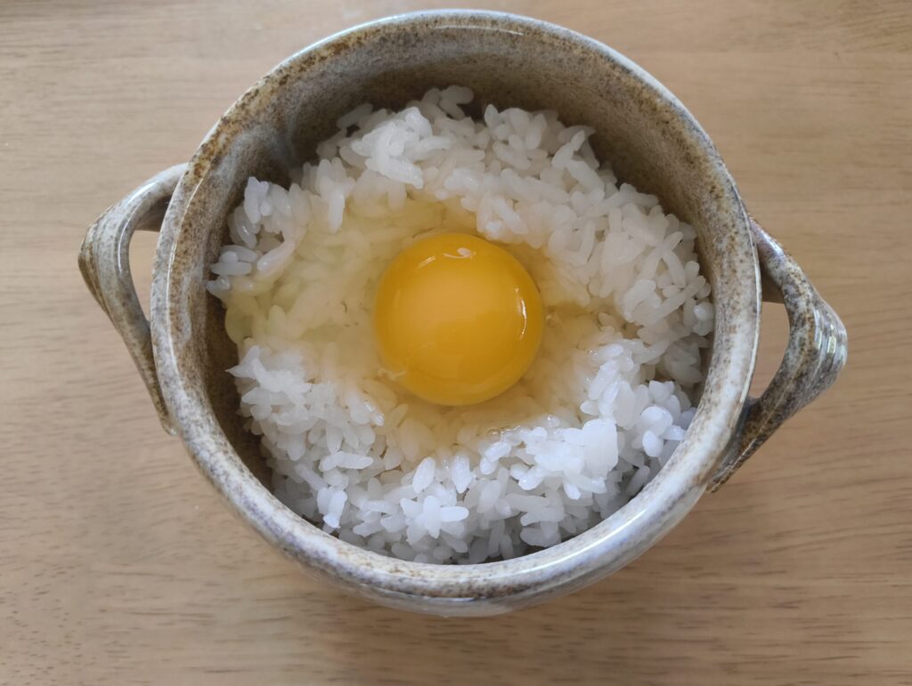 烏骨鶏の卵で作った卵かけご飯の写真